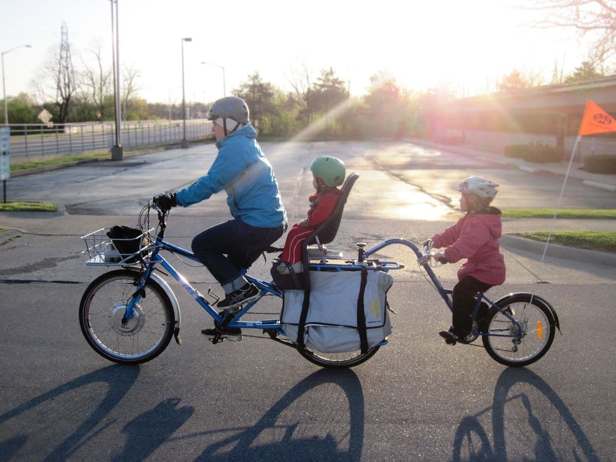 Ouder met kind op een bakfiets
