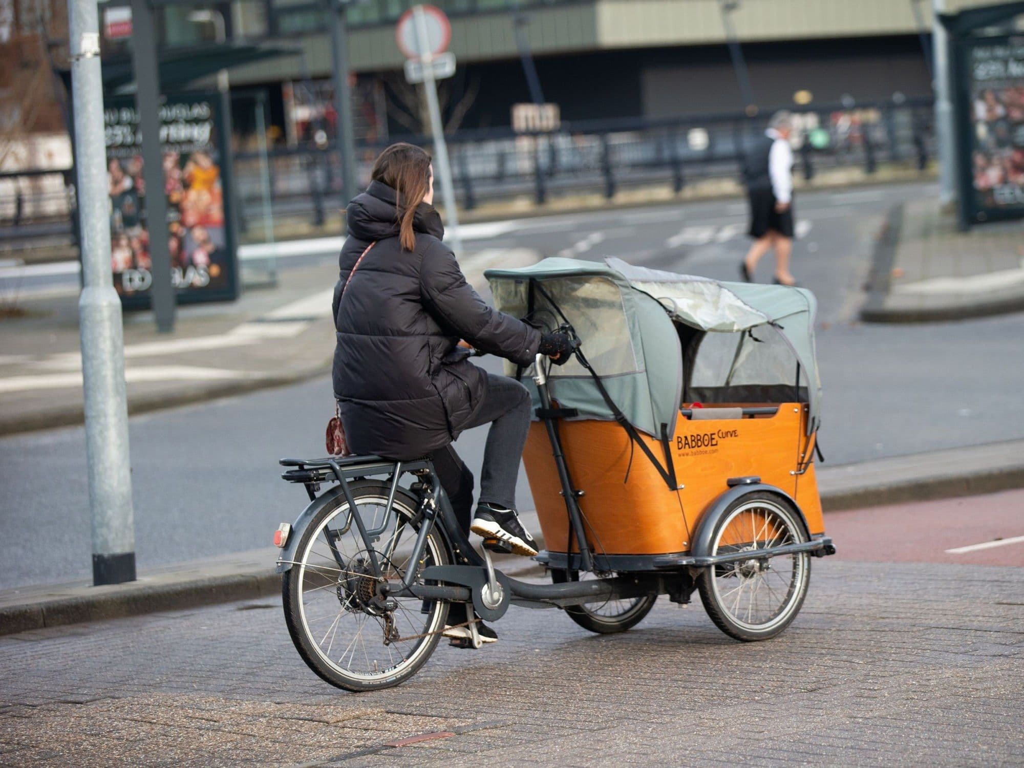 Bakfiets rijdend door de stad