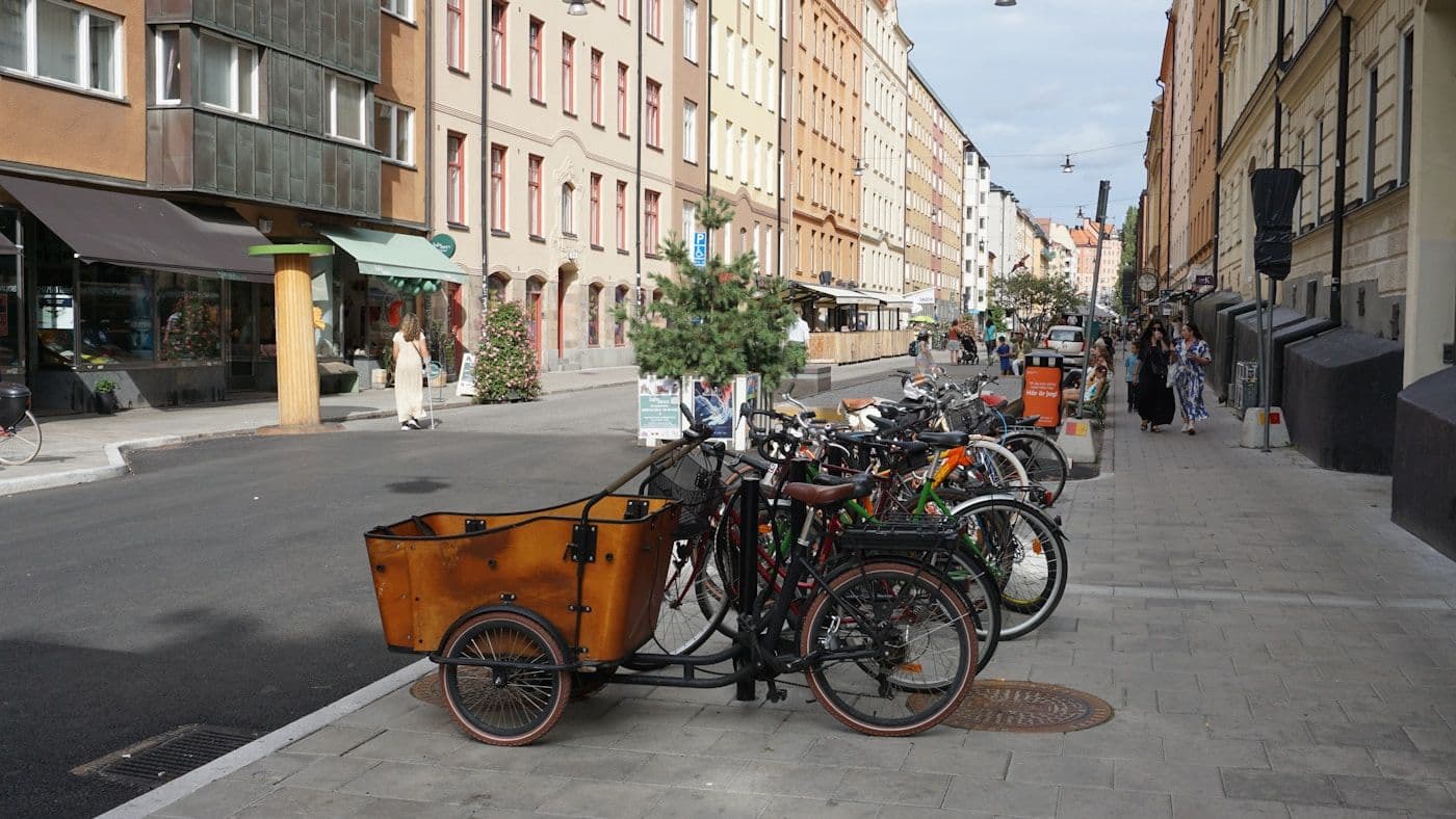 Geparkeerde bakfiets in een woonstraat