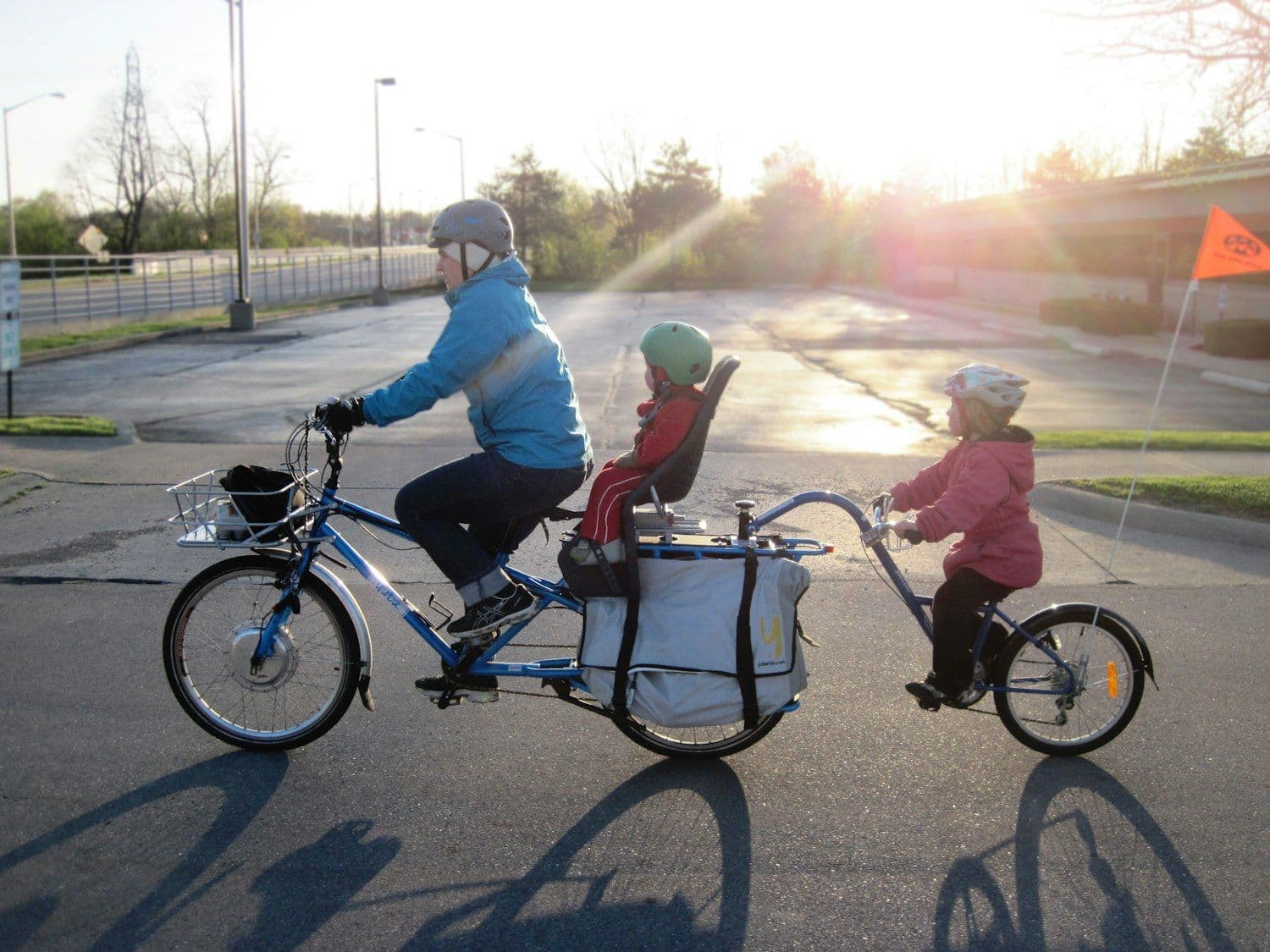 Gezin maakt een rit met de bakfiets